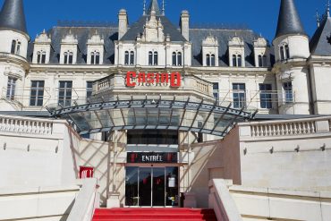 Façade du Casino d'Arcachon, installé dans le Château Deganne, baignée de lumière naturelle.